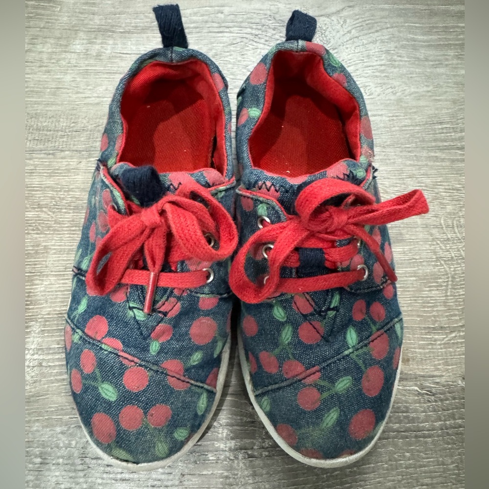 🍒Bundle 2/$8🍒 Tom’s cherry print lace shoe. Size 2.